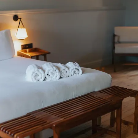 Domaine De Lezin Bed & Breakfast *